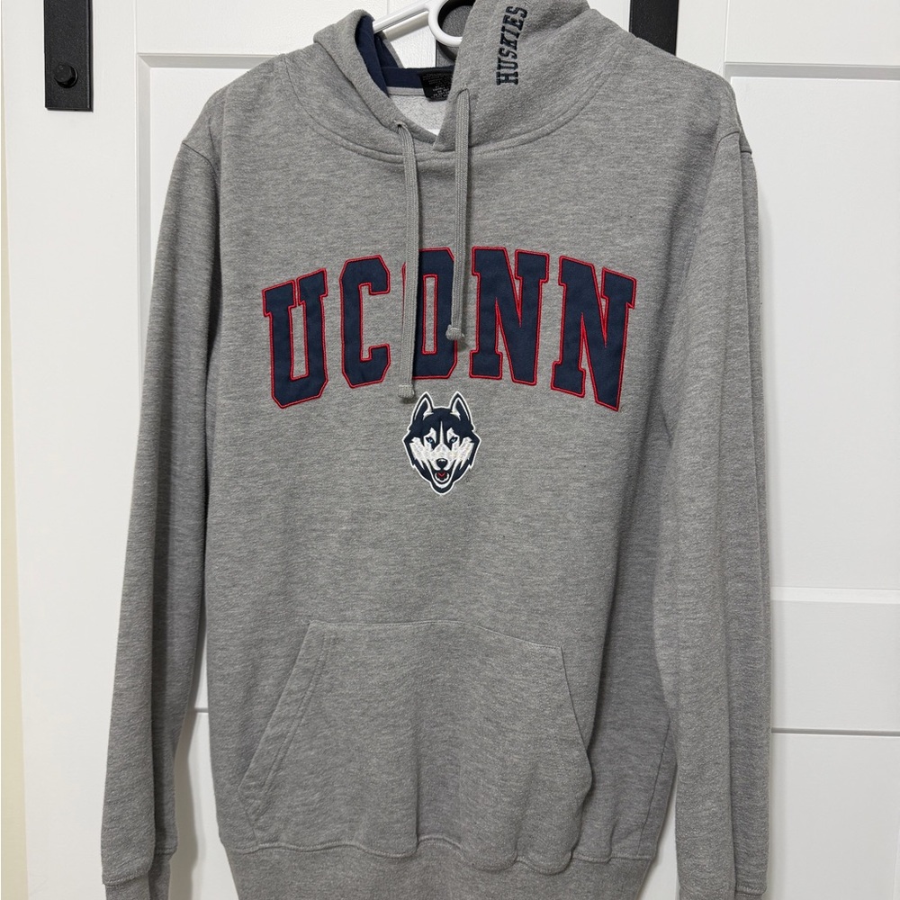 Colosseum Gray UCONN Huskies Pullover Hoodie